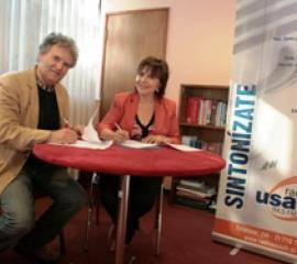 Directora de Radio Usach firma convenio