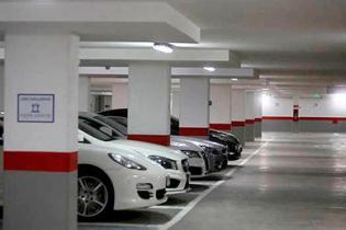 Critican al Gobierno por postura ante alza de precios de estacionamientos
