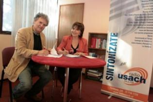 Directora de Radio Usach firma convenio