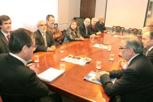 Reunión del 15 de junio en el Mineduc, entre autoridades superiores y gremios de la Universidad, donde solicitaron al ministro Beyer acelerar el envío del proyecto de ley. 